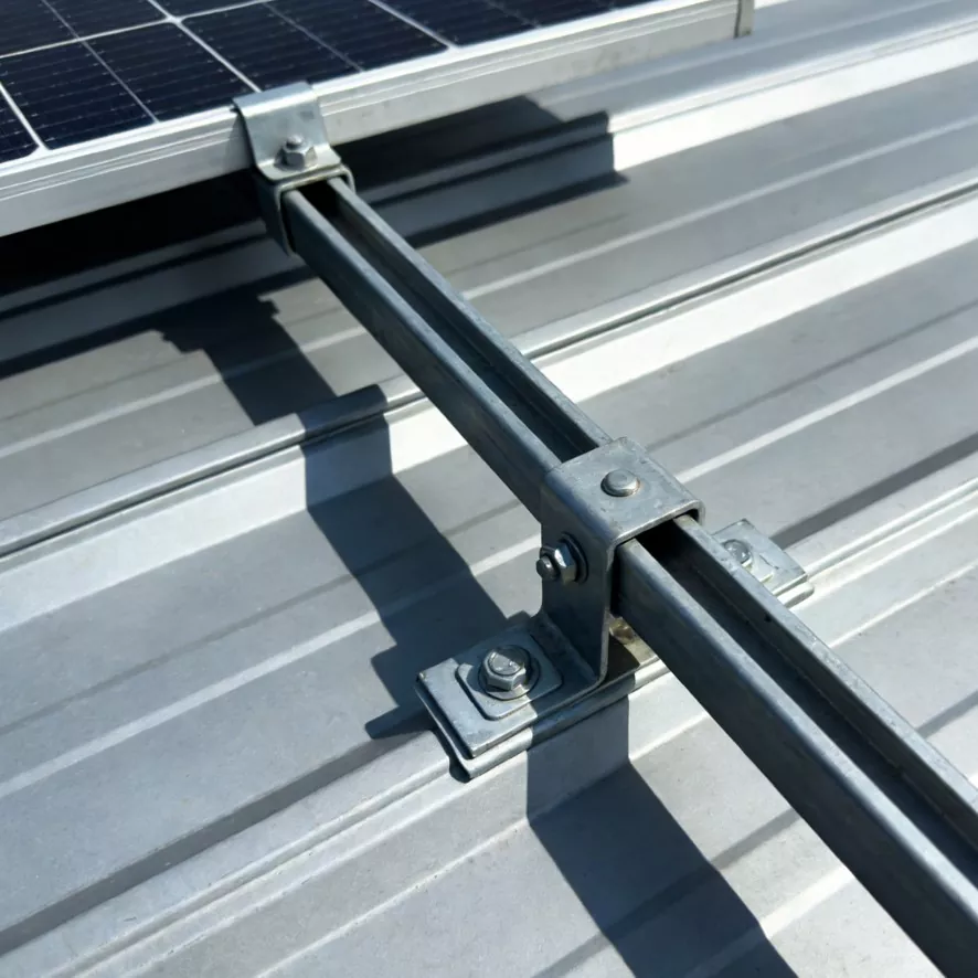 Por que uma MONTAGEM SOLAR DE TELHADO DE METAL é o melhor investimento para projetos de energia solar de longo prazo