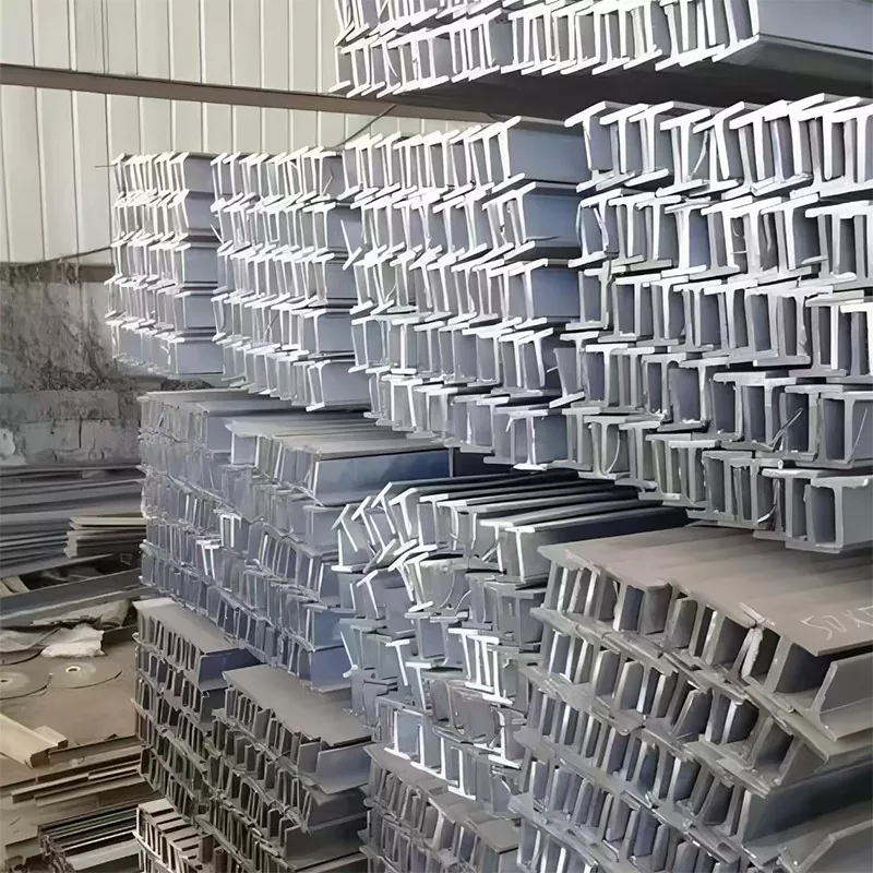 Como os perfis de aço em forma de T laminados a quente e soldados diferem na fabricação e no desempenho?